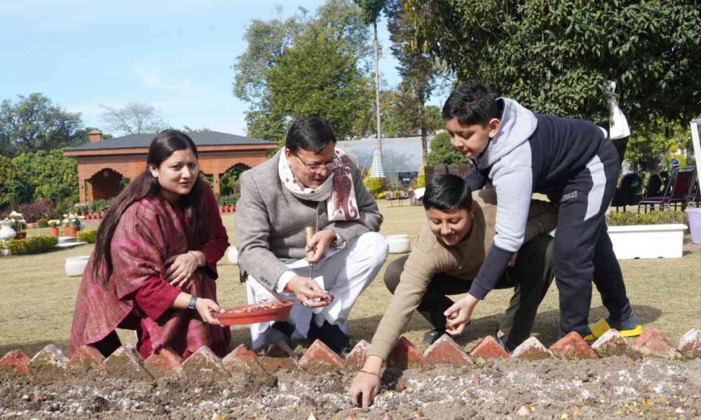 मुख्यमंत्री धामी ने मुख्यमंत्री आवास परिसर में किया ट्यूलिप बल्ब का रोपण…