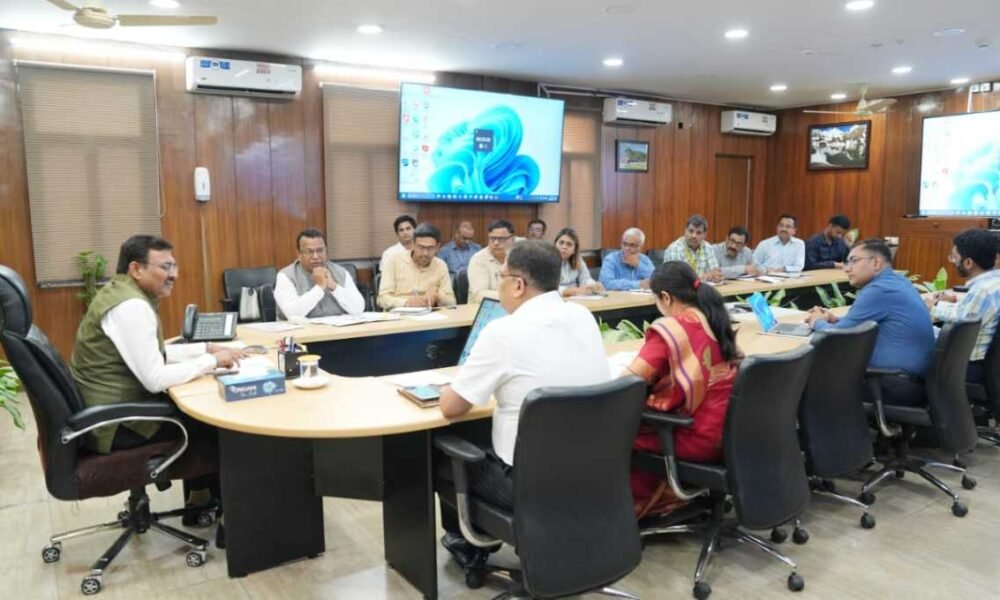 मुख्य सचिव आनन्द बर्द्धन ने बुधवार को सचिवालय में बीएसएनएल, एयरटेल एवं जियो नेटवर्क के राज्य स्तरीय अधिकारियों के साथ बैठक की