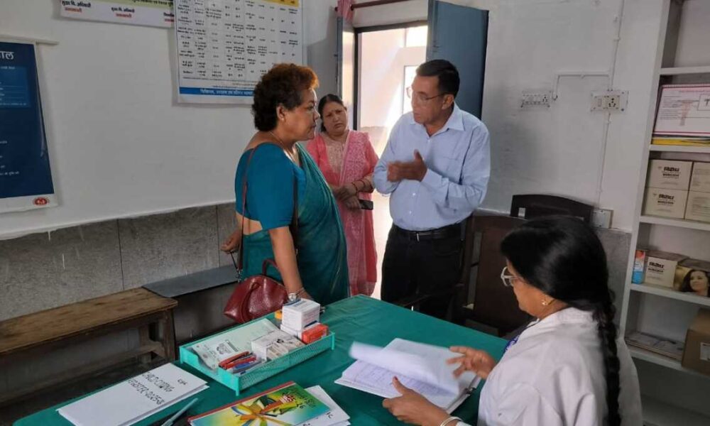 निदेशक, गढ़वाल मण्डल डॉ0 शिखा जंगपांगी ने सामुदायिक स्वास्थ्य केन्द्र मोरी का निरीक्षण किया