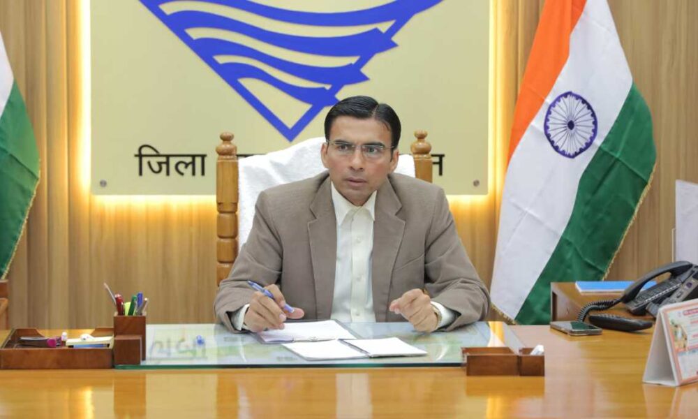 ऑन द स्पॉट की दिव्यांग महिला की पेंशन स्वीकृत, निःशुल्क उपलब्ध कराई व्हीलचेयर