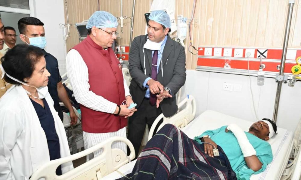 सीएम धामी पहुंचे एम्स ऋषिकेश, रुद्रप्रयाग बस दुर्घटना में घायल यात्रियों का हाल-चाल जाना