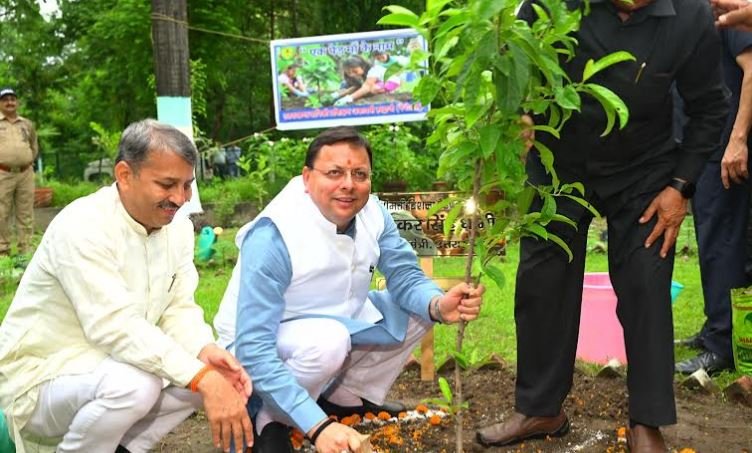 एक पेड़ माँ के नाम’ अभियान के अंतर्गत मुख्यमंत्री ने किया वृक्षारोपण, पर्यावरण संरक्षण का दिया संदेश
