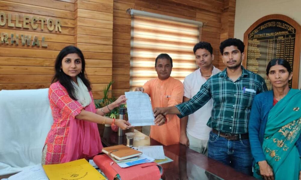 भालू की दहशत से डीएम और एसडीओ वन विभाग से मिला ग्रामीण शिष्टमंडल