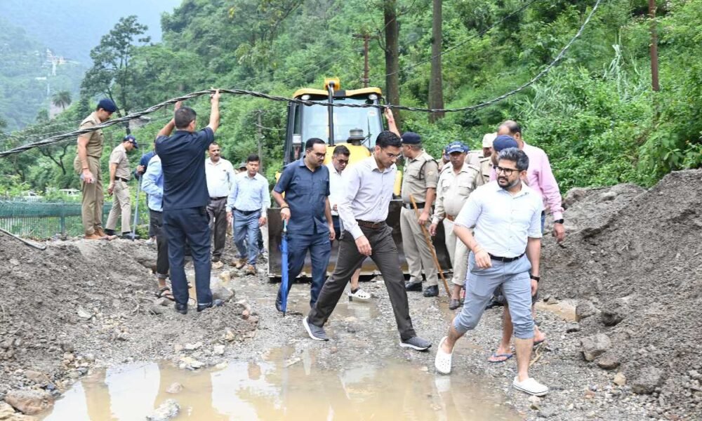 आपदा पीडितों से मिले डीएम, हर संभव मदद का दिया भरोसा, प्रभावित लोगों के साथ प्रशासन हरदम खड़ा
