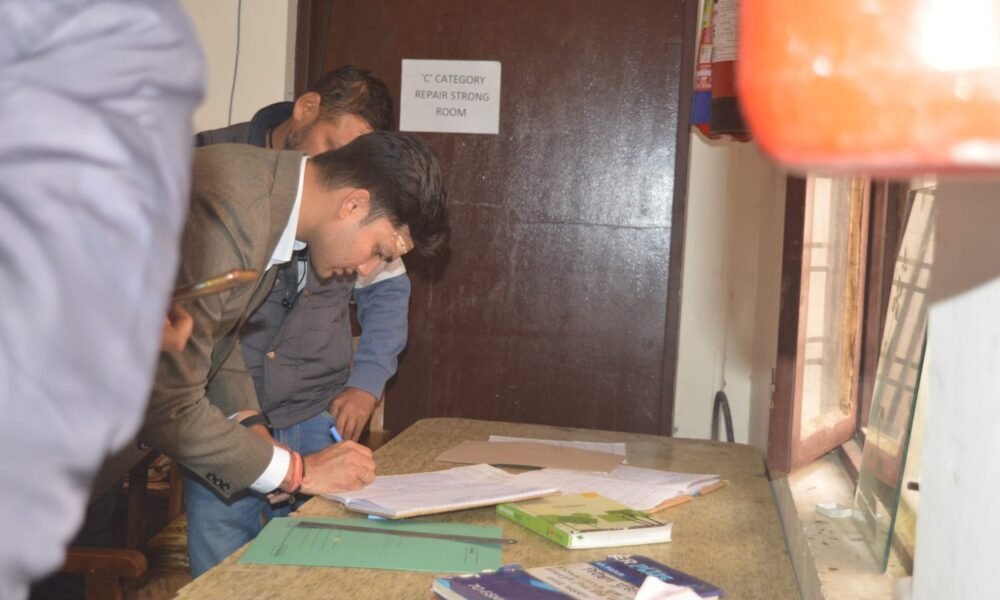 जिलाधिकारी प्रतीक जैन ने किया ईवीएम एवं वीवीपैट वेयरहाउस का त्रैमासिक निरीक्षण